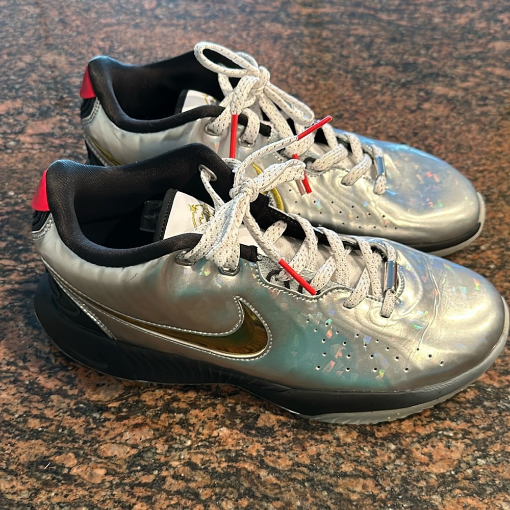 LeBron XXI Basketball shoes men size  7